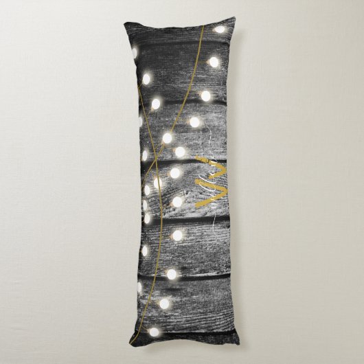 Rustige Barn Black Wood Gold String Lights Monogra Lichaamskussen (Achterkant (Verticaal))