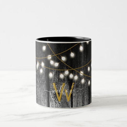 Rustige Barn Black Wood Gold String Lights Monogra Tweekleurige Koffiemok (Center)