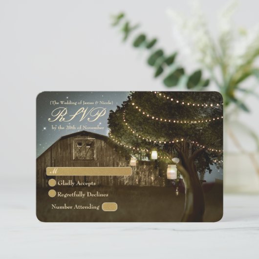 Rustige Barn & Tree Lights Wedding RSVP Kaart (Staand voorkant)