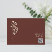 Rustige biet Rood Gypsophila QR Code Weddenschap RSVP Kaartje (Staand voorkant)