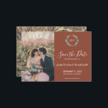 Rustige bladeren monogram foto Save the Date Kaart<br><div class="desc">Elegant monogrammed waterverf botanische bruiloft Sparen de datumkaart met uw eigen foto's. Voor lente,  zomer,  herfst of winterbruiloft. Groen ontwerp van de waterverf van de olijftak. U kunt uw eigen foto's gemakkelijk toevoegen om het zeer persoonlijk en uniek te maken,  en uw eigen tekst toe te voegen.</div>