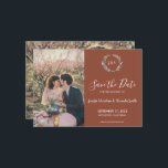 Rustige bladeren monogram foto Save the Date Kaart<br><div class="desc">Elegant monogrammed waterverf botanische bruiloft Sparen de datumkaart met uw eigen foto's. Voor lente,  zomer,  herfst of winterbruiloft. Groen ontwerp van de waterverf van de olijftak. U kunt uw eigen foto's gemakkelijk toevoegen om het zeer persoonlijk en uniek te maken,  en uw eigen tekst toe te voegen.</div>