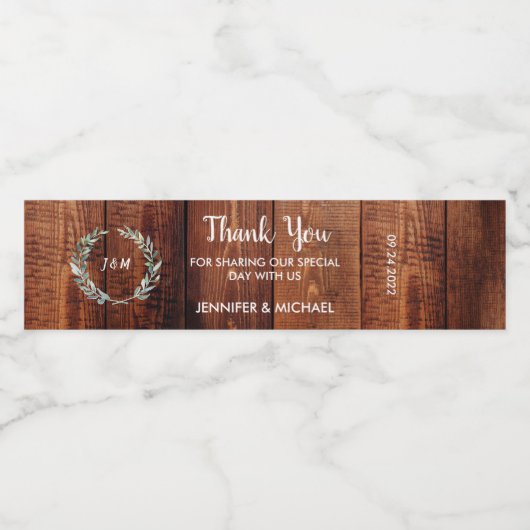Rustige bladeren op houtmonogram Wedding bedankt Waterfles Etiket (Enkel label)