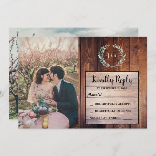 Rustige bladeren op houtoogfoto Wedding RSVP Kaart (Voorkant / Achterkant)