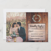 Rustige bladeren op houtoogfoto Wedding RSVP Kaart (Voorkant)