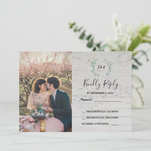 Rustige bladeren op monogram foto RSVP Wedding Kaart (Staand voorkant)