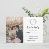 Rustige bladeren op monogram foto RSVP Wedding Kaart (Staand voorkant)