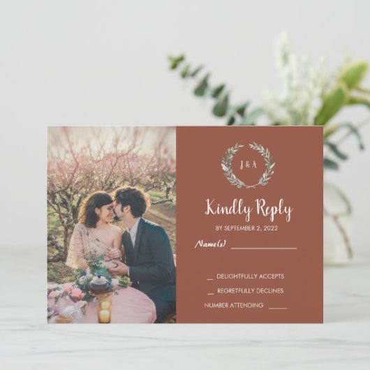 Rustige bladeren op monogram foto RSVP Wedding Kaart (Staand voorkant)