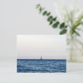 Rustige Blauwe Zee Met Zeilboot Aan Witte Horizon Briefkaart (Staand voorkant)