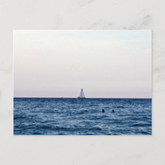 Rustige Blauwe Zee Met Zeilboot Aan Witte Horizon Briefkaart (Voorkant)