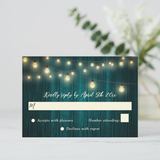 Rustige Blauwgroen Wood String Lights Wedding RSVP Kaartje (Staand voorkant)