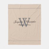 Rustige Blush Pas getrouwd & Wedding Gift Monogram Fleece Deken (Voorkant)