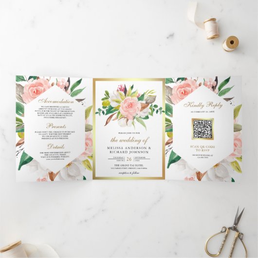 Rustige Blush Pink Floral Gold QR Code Weddenschap Drieluik Uitnodiging (Binnen)