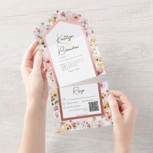Rustige Blush Roze Wildbloemen QR-code All In One Uitnodiging (Afscheurbaar)