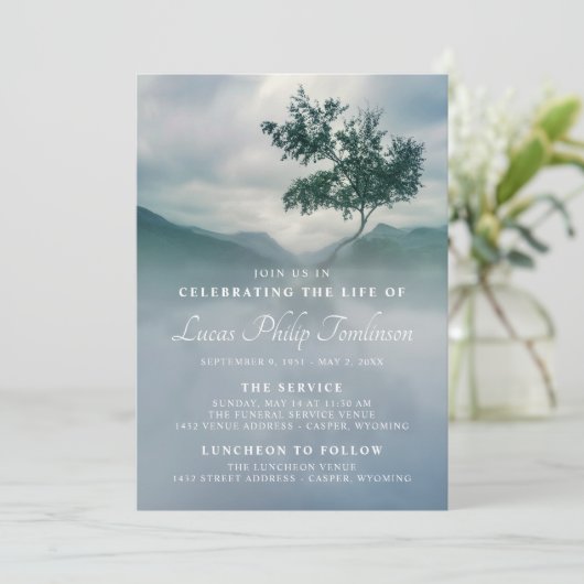 Rustige boom Misty Highlands Life Celebration Kaart (Staand voorkant)