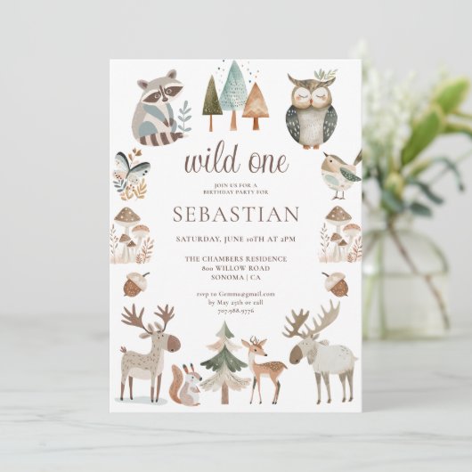 Rustige bosbossen dieren op een dag vrij kaart (Staand voorkant)