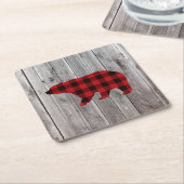 Rustige bosgrond beer met rode buffelplaat kartonnen onderzetters (Schuin)