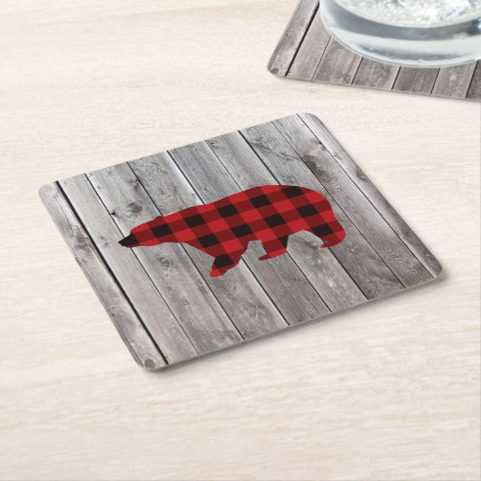 Rustige bosgrond beer met rode buffelplaat kartonnen onderzetters (Schuin)