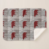 Rustige bosgrond beer met rode buffelplaat sherpa deken (Voorkant (horizontaal))