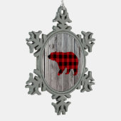 Rustige bosgrond beer met rode buffelplaat tin sneeuwvlok ornament (Links)