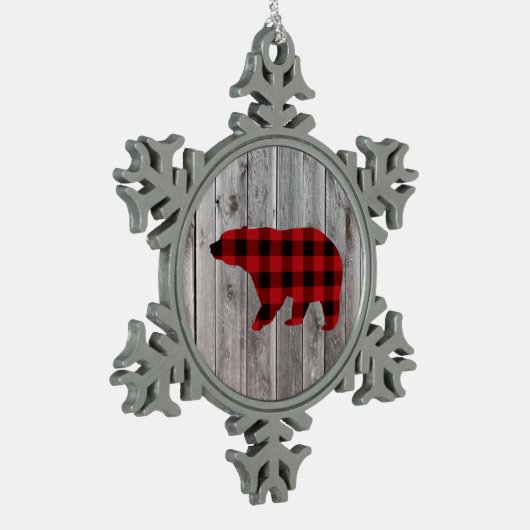 Rustige bosgrond beer met rode buffelplaat tin sneeuwvlok ornament (Links)