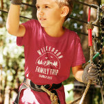 Rustige Bossen uit de rugleuning T-shirt<br><div class="desc">Robuuste moderne familiereis T-shirt met een trendy bosgebergte met denbomen,  bossen en vogels omringd door uw eigen familienaam op de gedrukte achtergrond van het donkere houten paneel,  een persoonlijke naam van de reishut,  en de datum van de vakantie.</div>