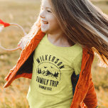 Rustige Bossen uit de rugleuning T-shirt<br><div class="desc">Robuuste moderne familiereis T-shirt met een trendy bosgebergte met denbomen,  bossen en vogels omringd door je eigen familienaam,  een personaliseerbare naam van de reis,  en de datum van de vakantie.</div>