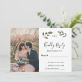 Rustige botanische monogrammen foto Wedding RSVP Kaart (Staand voorkant)