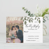 Rustige botanische monogrammen foto Wedding RSVP Kaart (Staand voorkant)