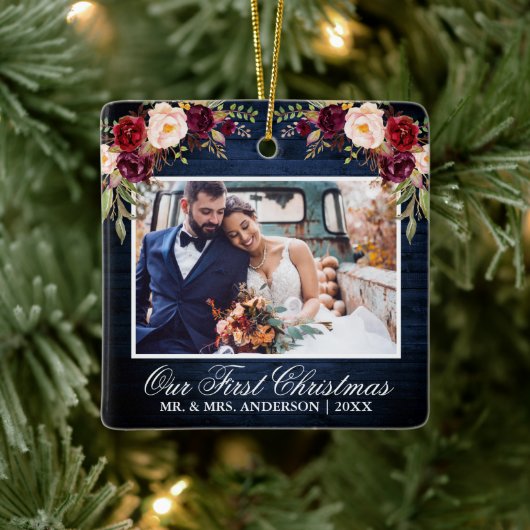 Rustige Bourgogne Floral Blue Wood Eerste Kerstmis Keramisch Ornament (Boom)