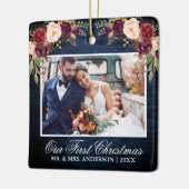 Rustige Bourgogne Floral Blue Wood Eerste Kerstmis Keramisch Ornament (Links)