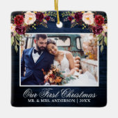 Rustige Bourgogne Floral Blue Wood Eerste Kerstmis Keramisch Ornament (Voorkant)