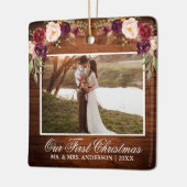 Rustige Bourgogne Floral wood ons eerste kerstfees Keramisch Ornament (Links)