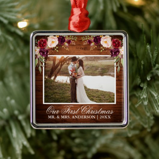 Rustige Bourgogne Floral wood ons eerste kerstfees Metalen Ornament (Boom)