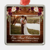 Rustige Bourgogne Floral wood ons eerste kerstfees Metalen Ornament (Voorkant)