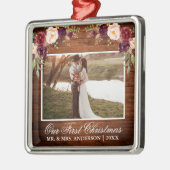 Rustige Bourgogne Floral wood ons eerste kerstfees Metalen Ornament (Links)