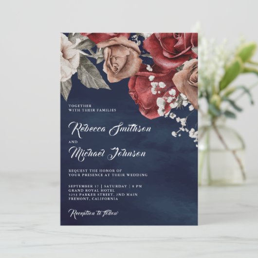 Rustige Bourgogne Rozen QR Code Navy Blue Wedding Kaart (Staand voorkant)