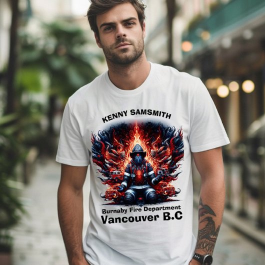Rustige brandweerman tussen vlammen en vrachtwagen t-shirt