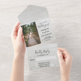 Rustige bruiloft met houtophopland all in one uitnodiging