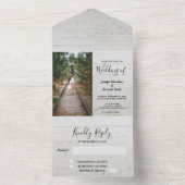 Rustige bruiloft met houtophopland all in one uitnodiging (Binnen)