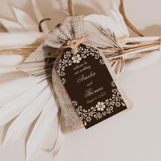 Rustige bruine beige bloemige trouw cadeaulabel
