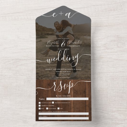 Rustige bruine initialen fotobruiloft all in one uitnodiging (Binnen)