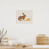 Rustige bruine konijn en wortels op beige geruit poster (Keuken)