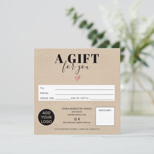 Rustige bruine kraft vierkant cadeaubon logo (Staand voorkant)