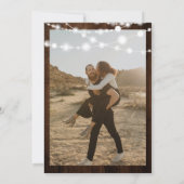 Rustige bruine lichtfoto van houtskaartjes, sla de save the date (Achterkant)