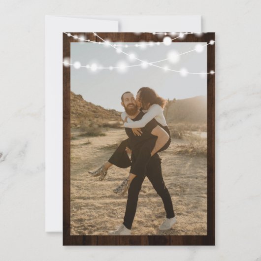 Rustige bruine lichtfoto van houtskaartjes, sla de save the date (Achterkant)