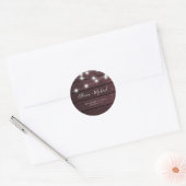Rustige bruinhoutsnaarlampen ronde sticker (Envelop)