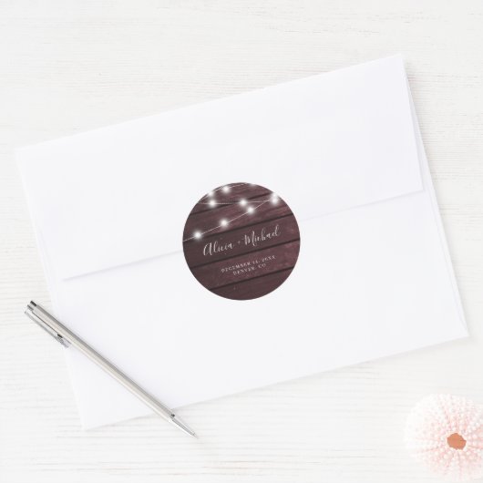 Rustige bruinhoutsnaarlampen ronde sticker (Envelop)