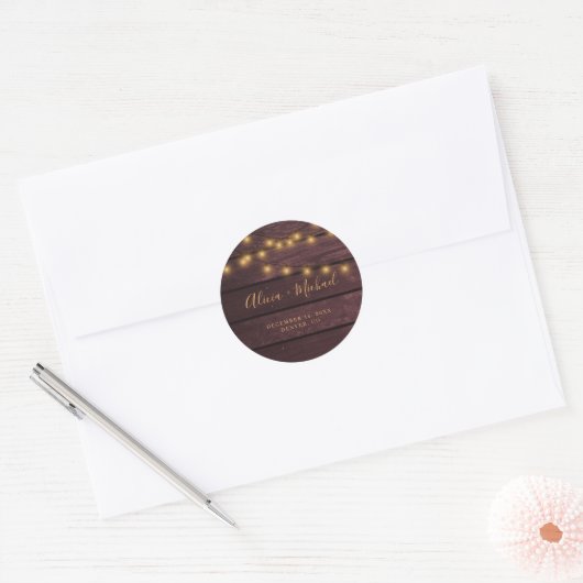 Rustige bruinhoutsnaarlampen ronde sticker (Envelop)