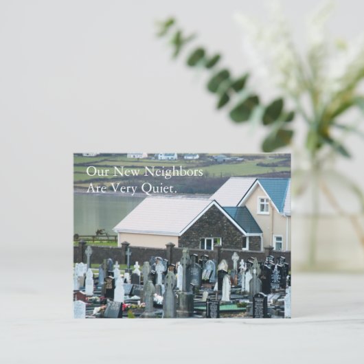 Rustige buren Grappige adreswijziging Aankondigingskaart (Staand voorkant)